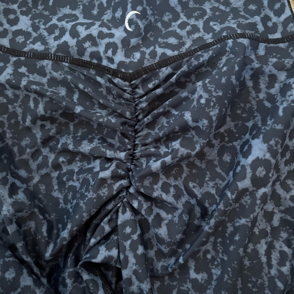 Zyia Active Stone Leopard
Scrunchy Light N Luxe Leggings 2 - Picture 10 of 11